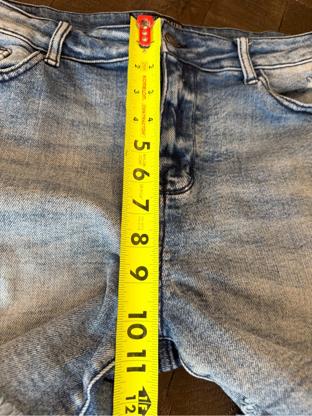 Judy Blue Light Wash Distresses Denim Shorts 1XL - Picture 9 of 10